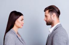 Un homme et une femme de profil face à face