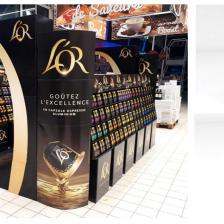 arche et stand L'Or théâtralisation magasin ilot café promotion saisonnière, plv en carton sur mesure 