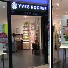 décoration de vitrine yves rocher plv de vitrine de marque réalisée par Publidecor